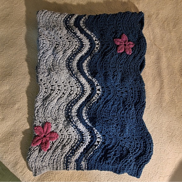 Beach themed blanket with 3d stitched starfish and turtles! So soft - Picture 3 of 15
